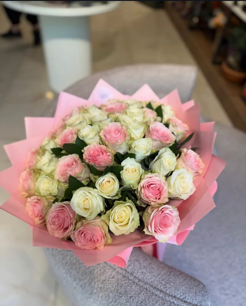 Pembe beyaz gül buketi